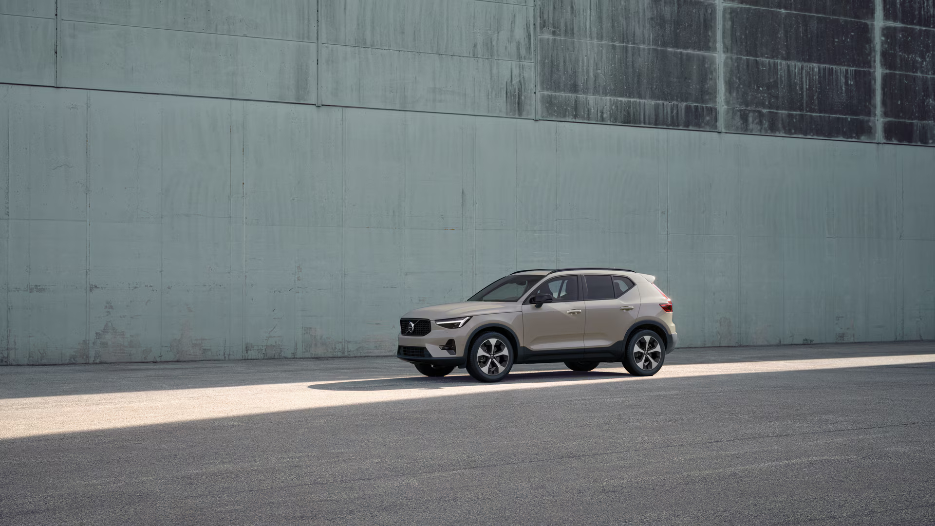 VOLVO XC40 2.0 B4 MH Black Edition - Image 3